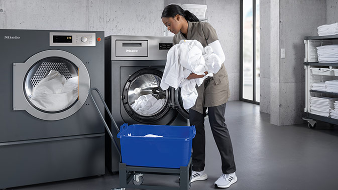 Professionele Miele-wasmachine en droogkast in een wasserij